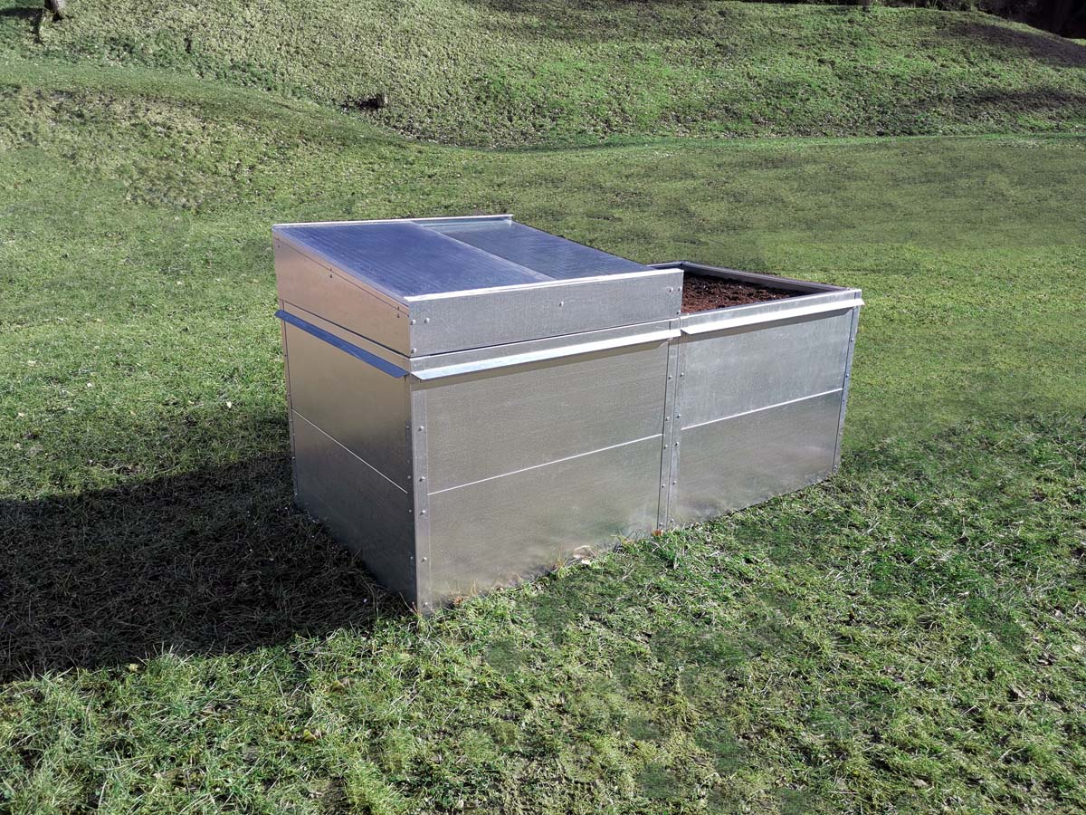 Hochbeet mit Frühbeetaufsatz aus Metall aus der Ferne